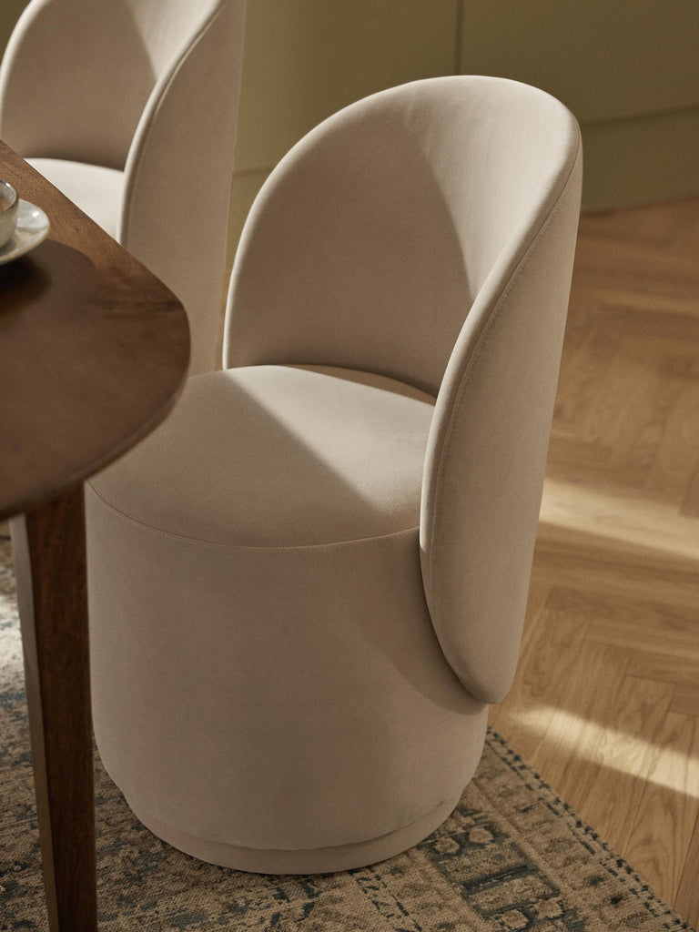 Chaise rembourrée en velours Zeyno