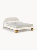 Lit matelassé avec pieds boules en bois Rena