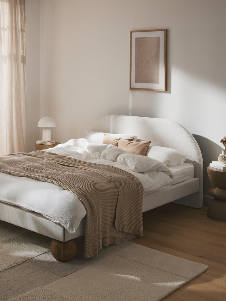Lit matelassé avec pieds boules en bois Rena