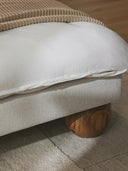 Lit matelassé avec pieds boules en bois Rena