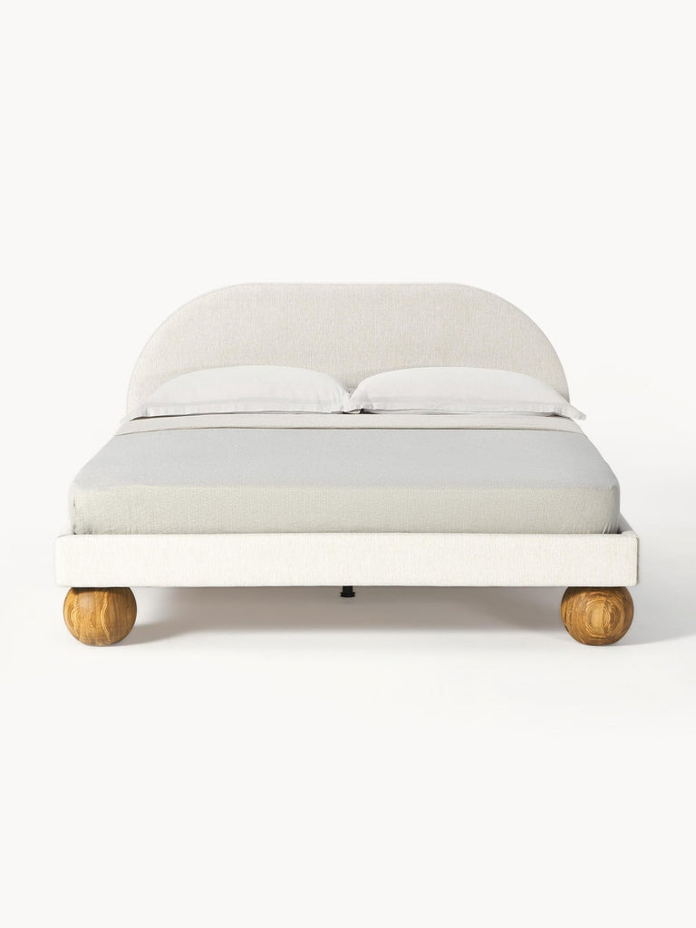 Lit matelassé avec pieds boules en bois Rena