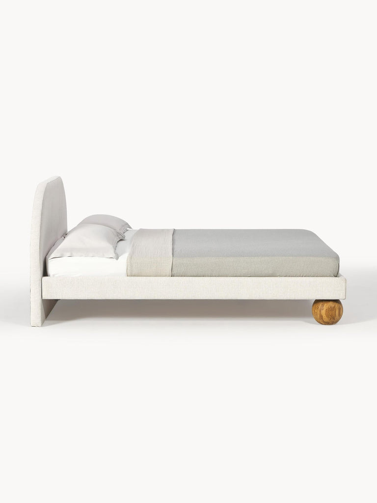 Lit matelassé avec pieds boules en bois Rena