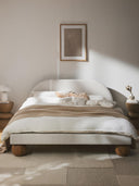 Lit matelassé avec pieds boules en bois Rena
