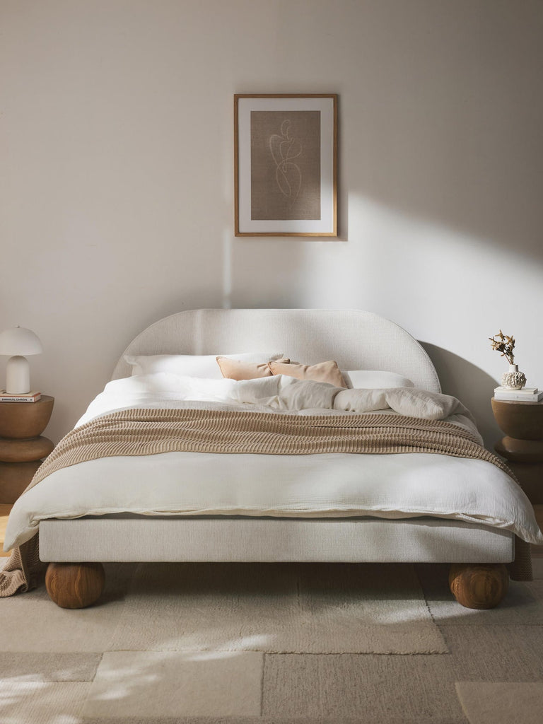 Lit matelassé avec pieds boules en bois Rena