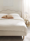 Lit matelassé avec tête de lit ondulée Romy