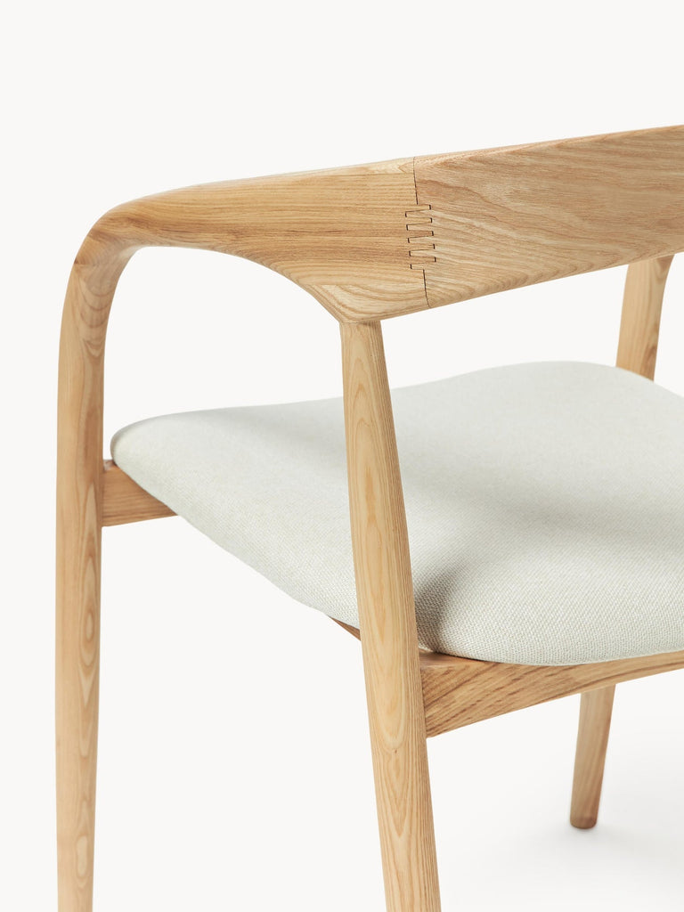 Chaise à accoudoirs en frêne avec assise rembourrée Camille