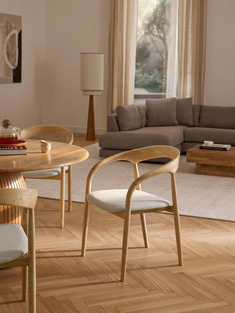 Chaise à accoudoirs en frêne avec assise rembourrée Camille
