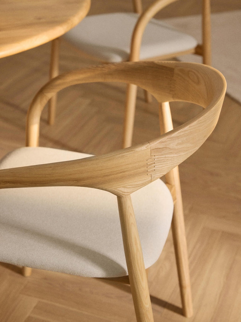 Chaise à accoudoirs en frêne avec assise rembourrée Camille