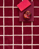 Rouge d'orage – Tapis en laine linéaire - Bordeaux