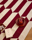 Rouge d'orage – Tapis en laine graphique - Bordeaux