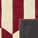 Rouge d'orage – Tapis en laine graphique - Bordeaux