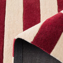 Rouge d'orage – Tapis en laine graphique - Bordeaux