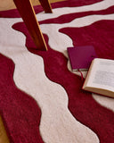 Rouge d'orage – Tapis en laine wavy - Bordeaux