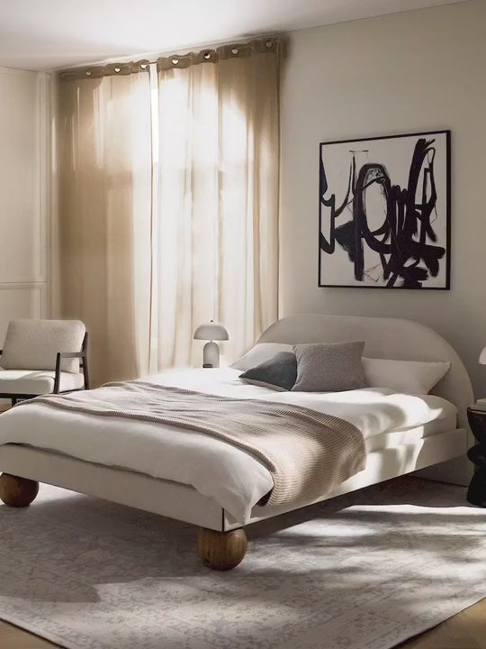 Lit matelassé avec pieds boules en bois Rena